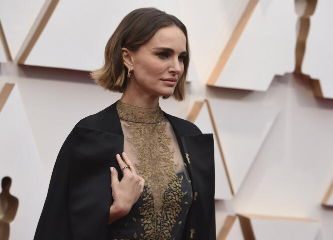 Sur le manteau de Natalie Portman, le nom brodé des réalisatrices non nominées à la 92e cérémonie des Oscars.