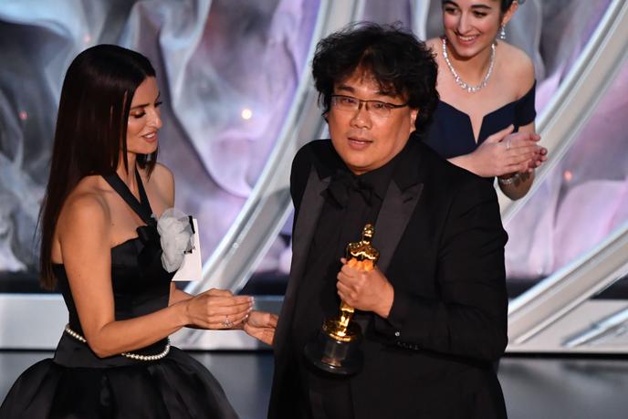 Bong Joon-ho accepte la précieuse statuette, couronnant son film « Parasite ».