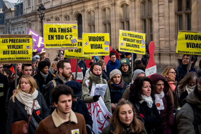 Des personnels de l'enseignement supérieur et de la recherche manifestent contre le projet de réforme des retraites, à Paris, le 24 janvier.