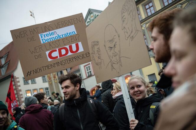 Manifestation contre le parti d’extrême droite AfD à Erfurt, dans le Land de Thuringe (est de l’Allemagne), le 6 février. La veille, un candidat à la présidence régionale a été élu grâce à une alliance inédite entre la CDU et l’AfD.