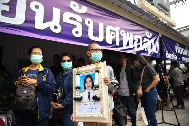 Le mari d’une victime du sergent thaïlandais Jakrapanth Thomma porte un portrait de sa femme dans la ville de Nakhon Ratchasima, le 10 février.