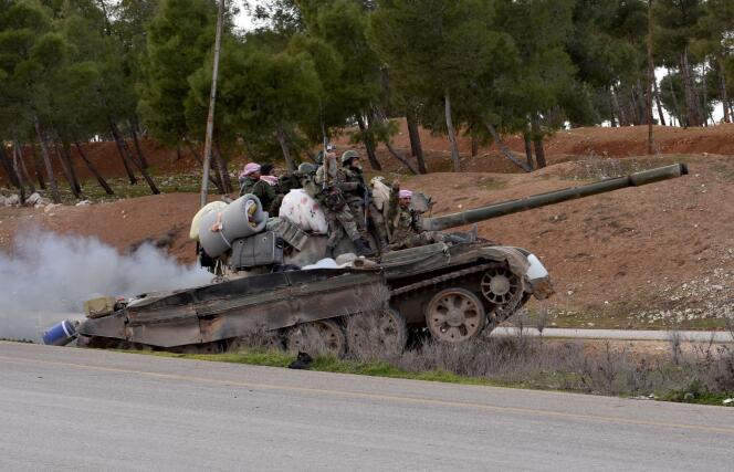 Un char des forces gouvernementales syriennes se déploie le long de l’autoroute M5  Damas-Alep, le 10 février.