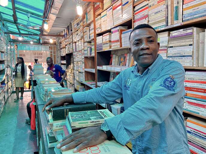 Dada Ngita, propriétaire de la librairie Pêle-Mêle dans le quartier Kasa-Vubu de Kinshasa.