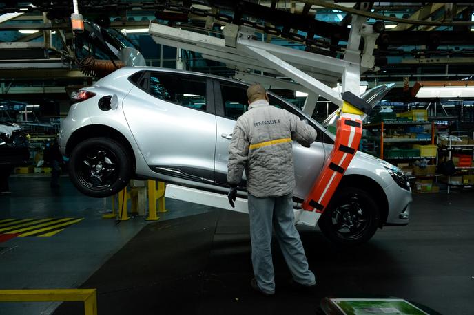 Ligne de production de la voiture électrique Zoé, sur le site de Renault à Flins-sur-Seine (Yvelines), le 3 février 2017.