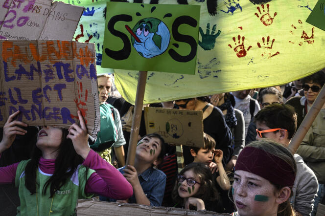 Des manifestants de la « Marche du siècle pour le climat » à Lyon, en mars 2019.