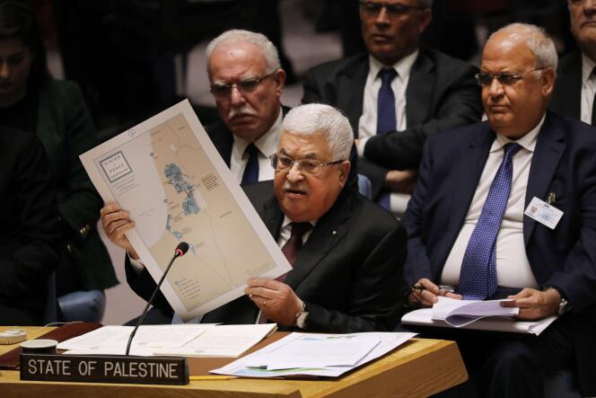 Le président de l’Autorité palestinienne, Mahmoud Abbas, pendant la réunion du Conseil de sécurité des Nations unies, tenant une carte de la région. A New York, le 11 février 2020.