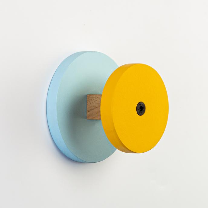 Patère à base de « chutes de chutes » de bois, design Studio 5.5 pour l’Atelier Emmaus, 2019.
