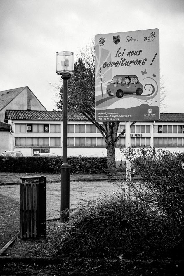 Dans les Combrailles, peu de bus pour circuler entre les villages. D’autres modes de transports sont proposés, comme le covoiturage.