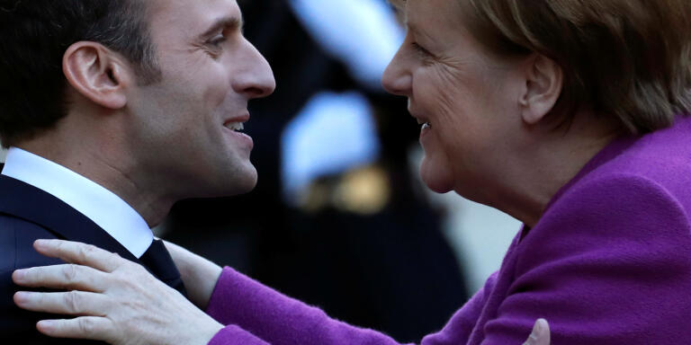 French President Emmanuel Macron welcomes German Chancellor Angela Merkel as she arrives for a meeting at the Elysee Palace in Paris, France, March 16, 2018. REUTERS/Christian Hartmann - RC146EAD0DC0