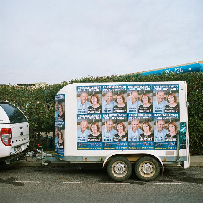 Fabrice Thiry, tête de liste RN aux élections municipales de Juvignac (Hérault), utilise une remorque pour diffuser ses affiches. Le 27 janvier.
