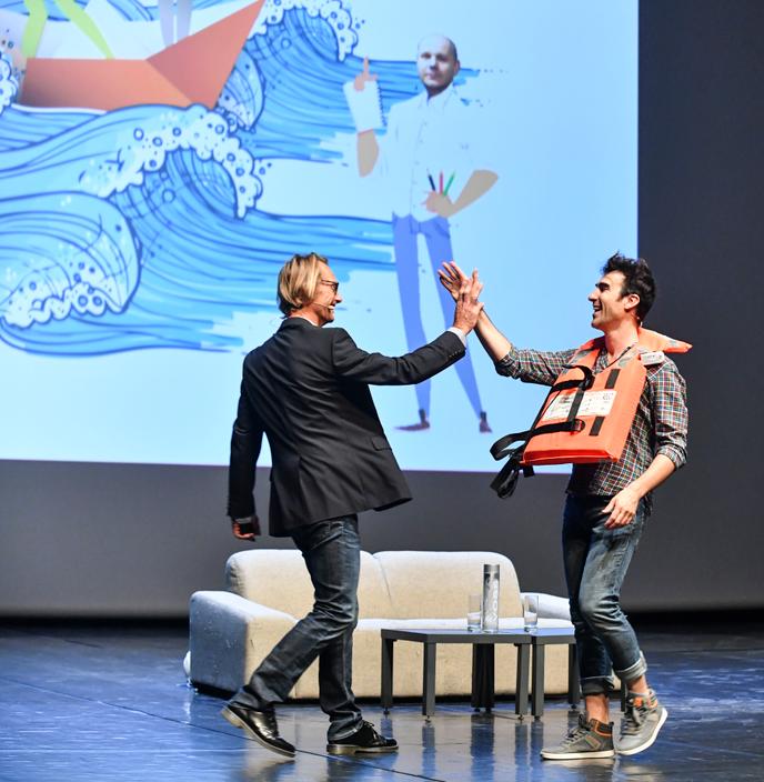 « Hé la mer monte! » est un show scientifique destiné au grand public sur le changement climatique et son impact sur le littoral, avec le chercheur Eric Chaumillon, Professeur Feuillage et le dessinateur Guillaume Bouzard.