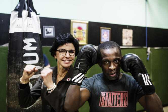 Rachida Dati pose avec un membre d’un club de boxe thaïlandaise, dans le 18e arrondissement de Paris.
