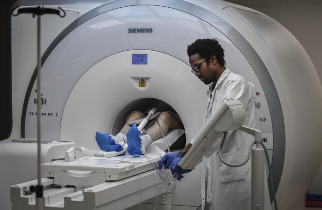 Un radiologue procède à une IRM à l’hôpital Henri-Mondor de Créteil (Val-de-Marne).