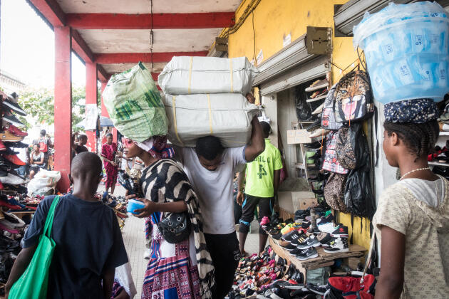 Au marché Mboppi de Douala, les commerçants chinois vendent des copies de vêtements de marque en tous genres et en grande quantité.