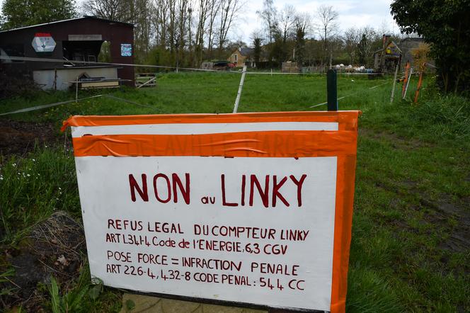 Une affiche sur laquelle on peut lire « Non au compteur électrique Linky » est photographiée le 15 avril 2018 à Saint-Pern, dans l’ouest de la France.