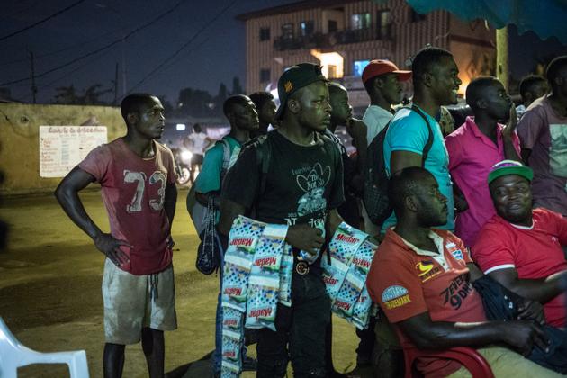 A Yaoundé, des vendeurs ambulants de lessive en sachet, à 100 francs CFA (0,15 euro) l’unité.