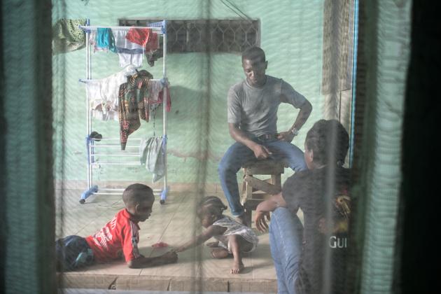 Les cousins de Rodrigue viennent lui rendre visite chez sa sœur Béatrice, à Douala. On refait le monde et on échange les nouvelles de Yaoundé, le temps de préparer le déjeuner.