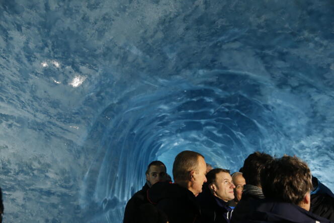 Emmanuel Macron dans la grotte de glace, le 13 février.