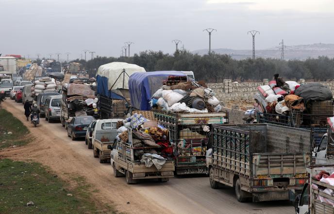 Colonne de civils fuyant l’avancée des troupes syriennes à Hazano, dans les environs d’Idlib, le 11 février.