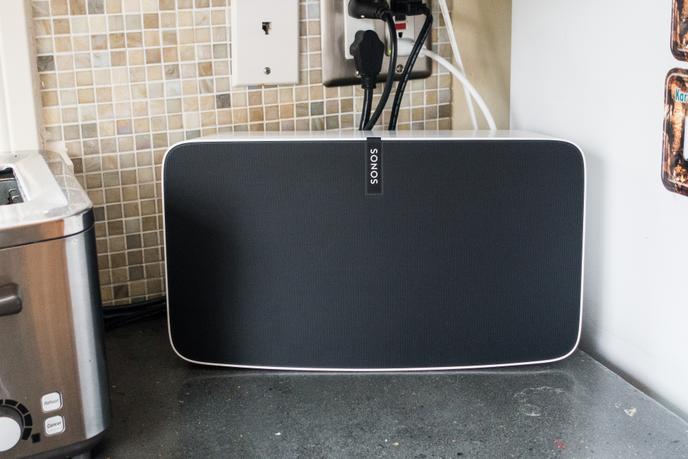 Trueplay aide à corriger les problèmes acoustiques liés à la position de l’enceinte. Après réglages, cette Play:5 donnait un son plus clair et moins empâté, bien qu’elle soit placée dans un coin.