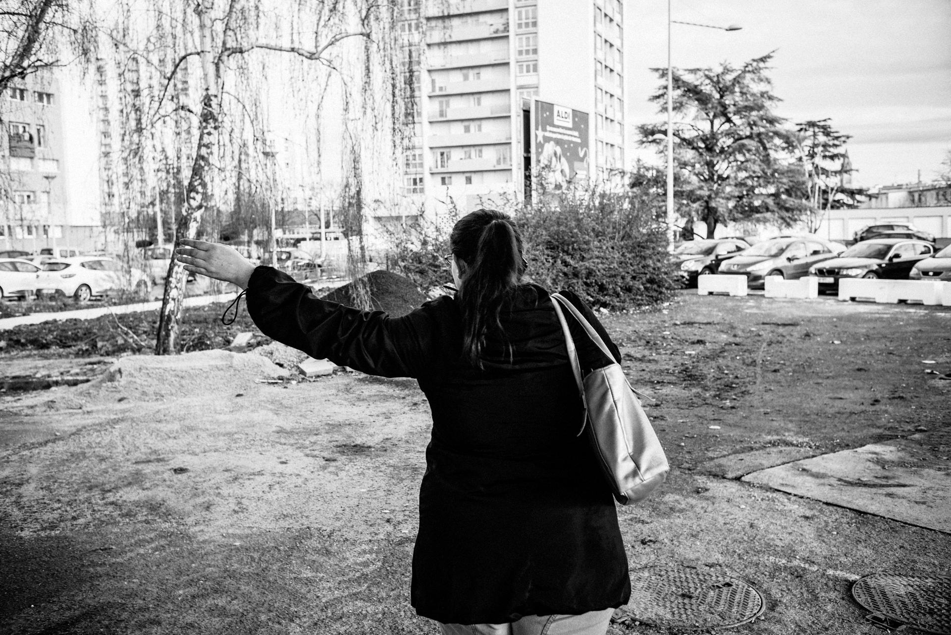 Stéphanie veut décrocher le permis pour devenir aide à domicile auprès de personnes handicapées et âgées : aller prendre soin de ceux qui sont, aussi, prisonniers de la fragilité des corps.