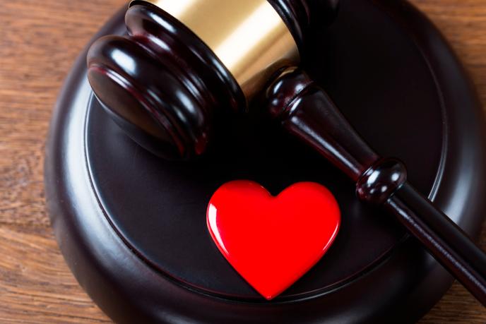 Le devoir de fidélité entre époux perdure tant que le mariage n’est pas dissous.