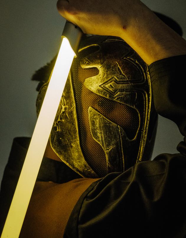 Jessy, un élève du club d'escrime de Saint-Lô (Manche), durant un entraînement au sabre laser, le 12 février.
