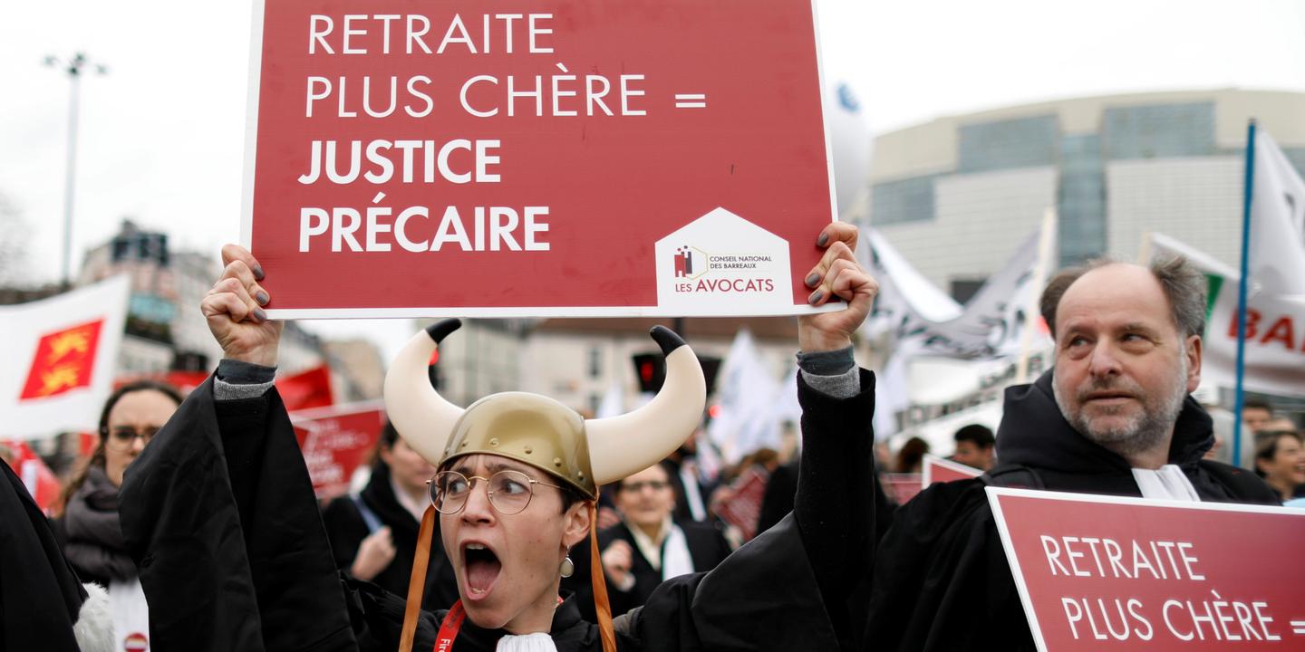 En grève depuis six semaines, les avocats durcissent leur mouvement