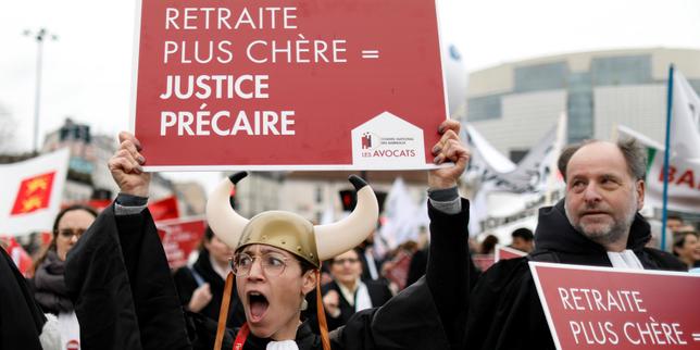 En grève depuis six semaines, les avocats durcissent leur mouvement