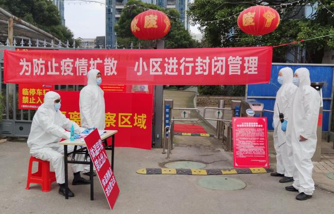 A Wuhan, un point de contrôle de température à l’entrée d’un complexe résidentiel, le 13 février.