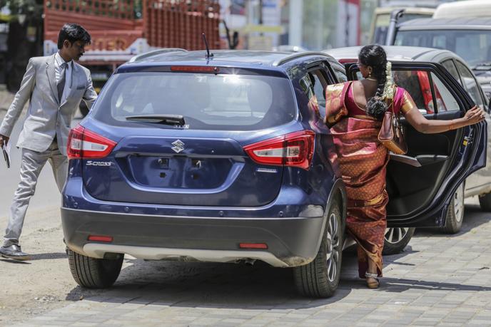 Des clients testent une Maruti-Suzuki S-Cross, le 30 août 2019, à Chennai. La marque indienne domine le marché et monopolise 48 % des ventes.