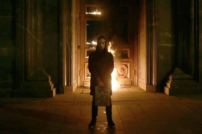 Piotr Pavlenski in front of the fire at the doors of the FSB headquarters in Moscow on November 9, 2015.