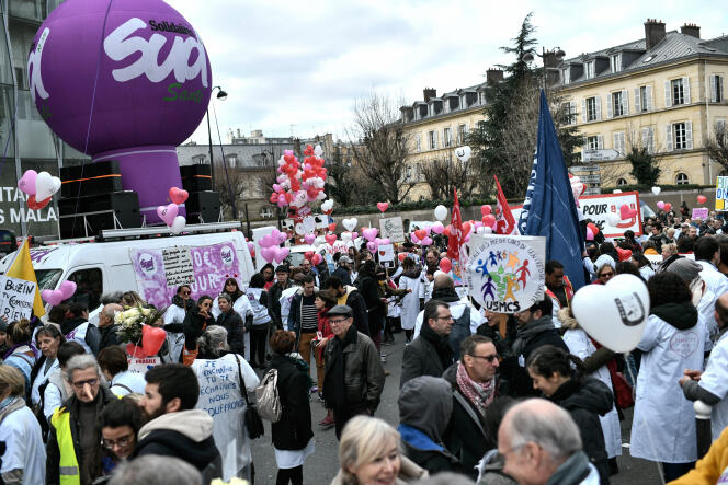 Les personnels de santé participent à une manifestation organisée par le Collectif Inter-Hopitaux, à Paris, le 14 février.