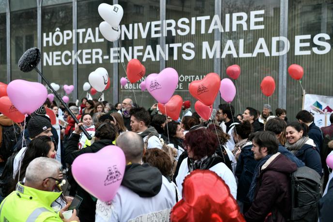 Les personnels de santé participent à une manifestation organisée par le Collectif Inter-Hopitaux, à Paris, le 14 février.