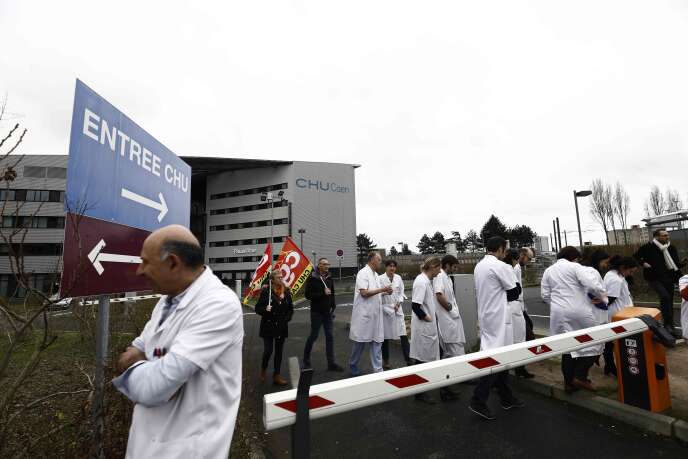 Le personnel médical quitte l’hôpital de Caen lors d’une manifestation, le 3 février.