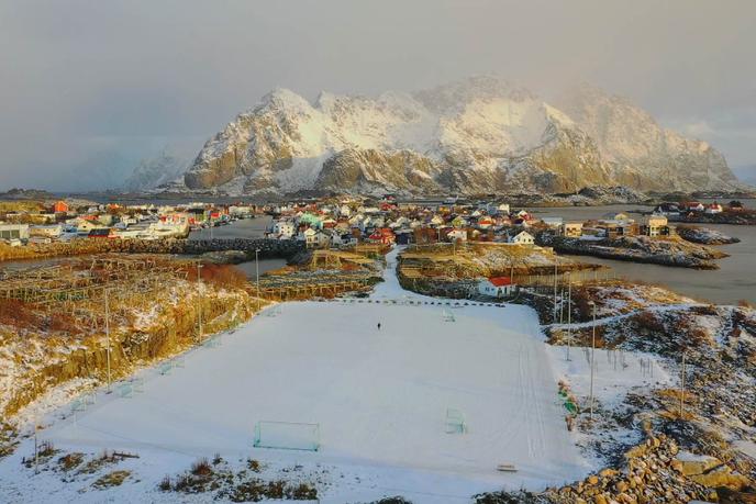 Le stade d’Henningsvær, dans le nord de la Norvège.