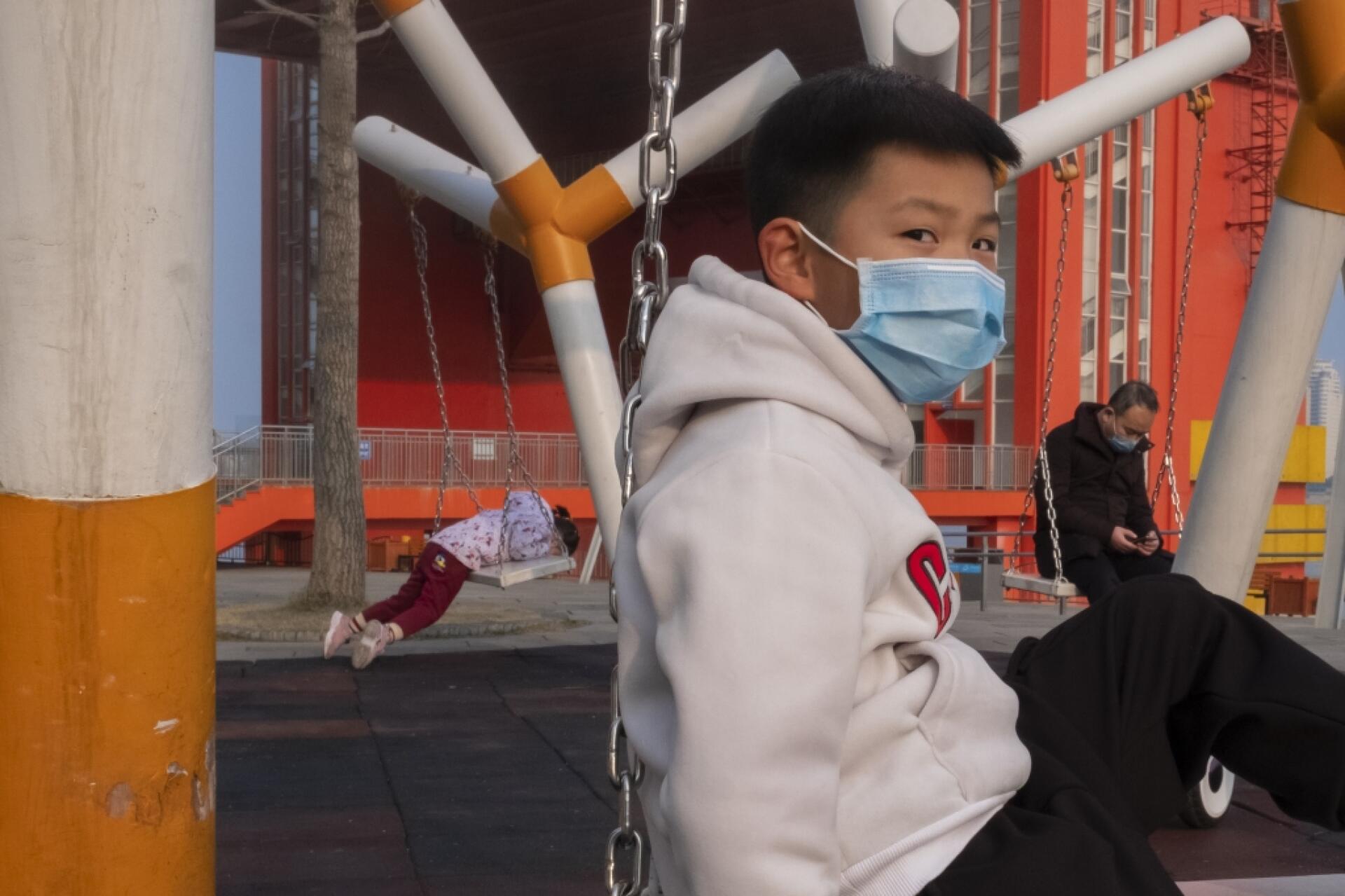29 janvier. Avec un rayon de soleil, la vie peut sembler normale à Wuhan. La construction en un temps record de nouveaux hôpitaux pour prendre en charge des victimes du coronavirus a été annoncée mais les gens se sentent vulnérables et la tension reste palpable au quotidien.