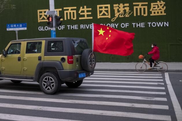 29 janvier. Des voitures arborent le drapeau chinois en ville. J’aurais dû reprendre les cours le 17 février mais l’université de Jianghan a décidé de proroger les vacances du Nouvel An.