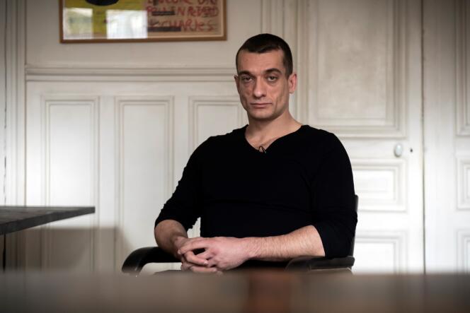 L’activiste russe Piotr Pavlenski pose lors d’une conférence de presse dans le bureau de son avocat, le 14 février à Paris.