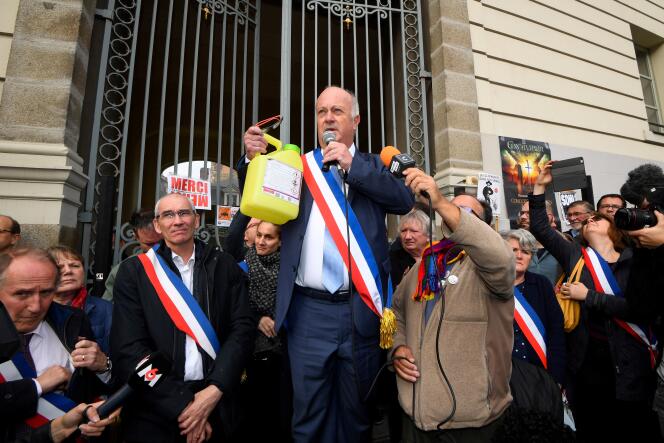 Daniel Cueff, maire antipesticide de Langouet (Ille-et-Vilaine), devant la cour administrative de Rennes, le 14 octobre 2019.