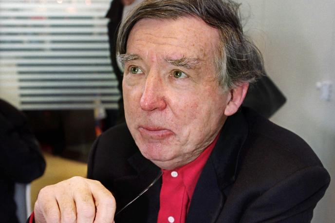 L'écrivain français Michel Ragon le 17 mars 2001, lors de la 21e édition du Salon du livre porte de Versailles à Paris.