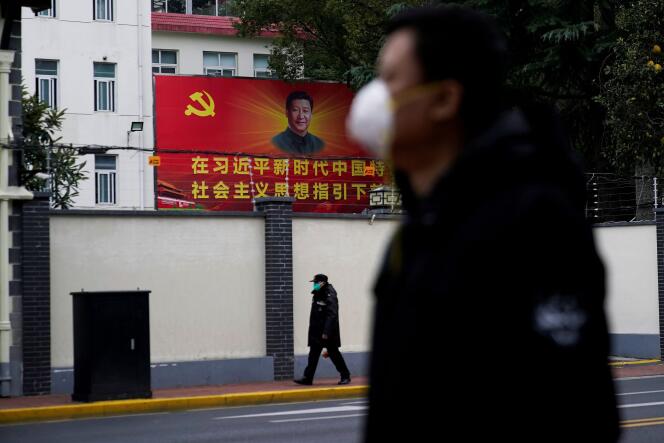 A Shanghaï (Chine), le 10 février. En arrière-plan, un portrait du président Xi Jinping.