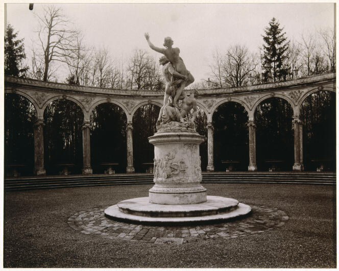 Eugène Atget, « Jardins de Versailles : vue de la colonnade en 1904 », Versailles, châteaux de Versailles et de Trianon.