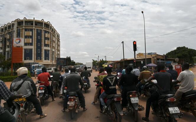 Des motocyclistes patientent à un croisement, le 17 septembre 2019 à Ouagadougou, Burkina Faso.