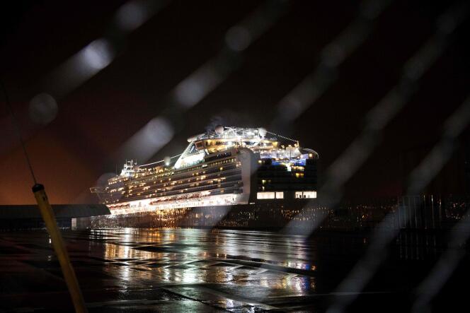 Le « Diamond-Princess » en quarantaine dans le port japonais de Yokohama, dans la baie de Tokyo, le 16 février.