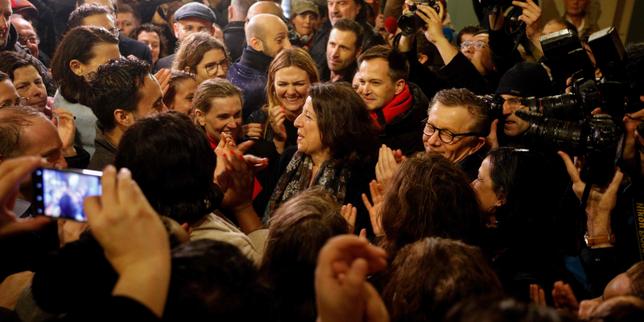 Sur le terrain, les marcheurs parisiens tentent de poursuivre la campagne normalement