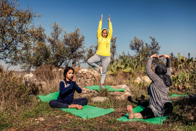 Jaleelah al-Rawaja (ici, dans son jardin, avec ses deux filles, en décembre 2019) a ouvert un studio de yoga à Nilin, en Cisjordanie.