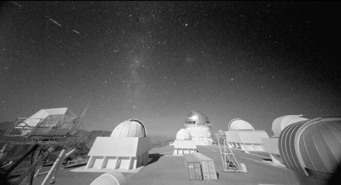 Images enregistrées depuis l’observatoire chilien de Cerro Tololo montrant les traînées de 19 satellites Starlink, le 18 novembre 2019.