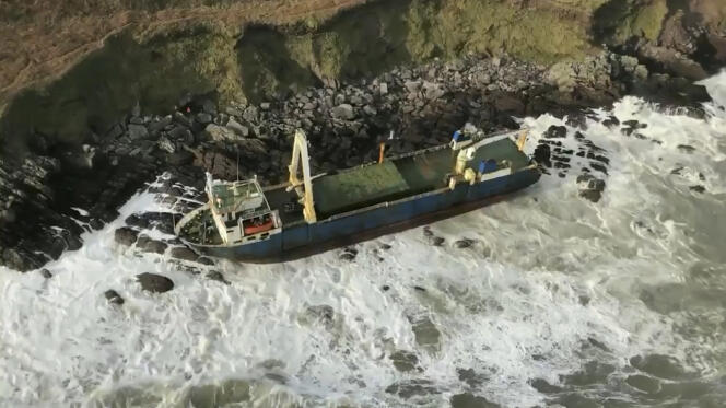 L’épave du bateau fantôme tanzanien de 77 mètres, le « MV Alta », échouée près de Ballycotton, dans le sud de l’Irlande, le 16 février.