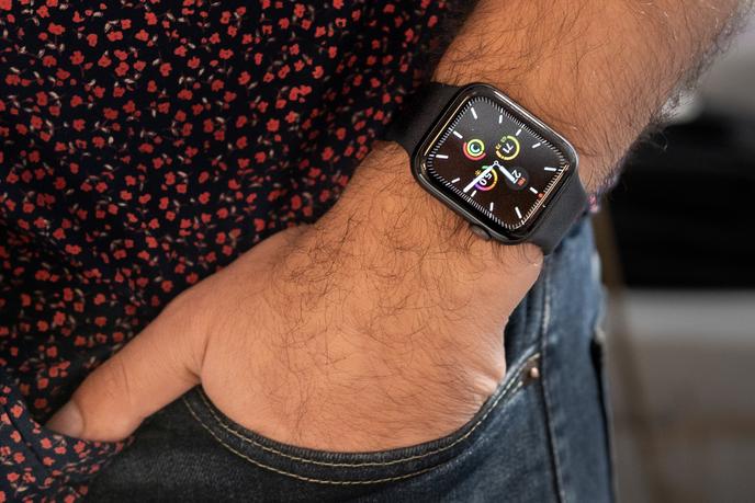 Le cadran de l’Apple Watch Series 5 est toujours-allumé, nul besoin de bouger le poignet pour le consulter.